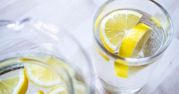 在水中加入柠檬汁可以让你更容易坚持喝水饮食。