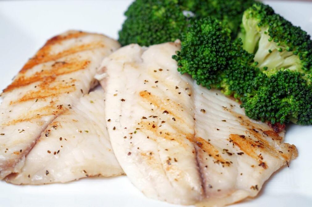 烤鱼或煮鱼是 Osama Hamdiy 饮食菜单上的一道丰盛菜肴