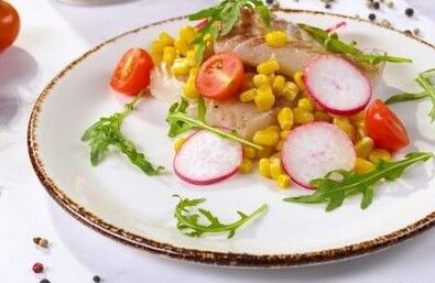 鳕鱼片配玉米 - 地中海饮食的一道菜