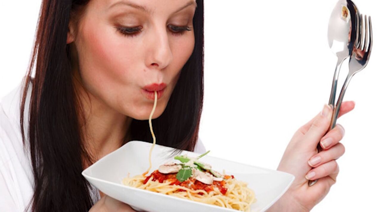 女人吃意大利面瘦肚子